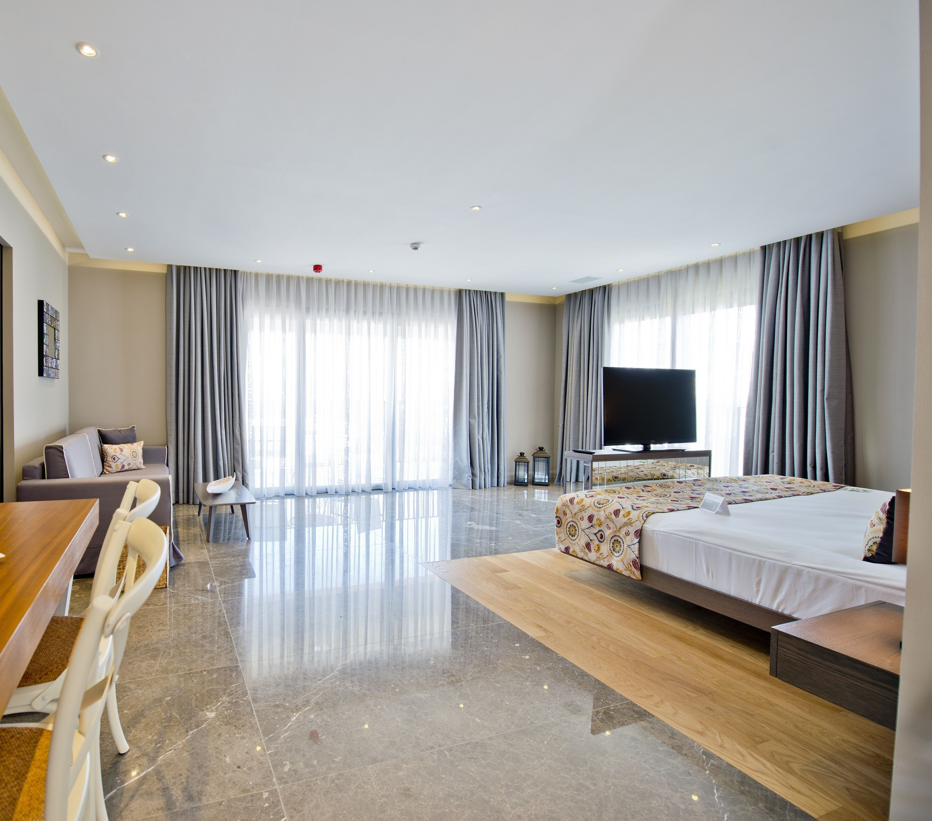 Premium Suite, 1 King Bed, Non Smoking | Minibar, in-room safe, desk, blackout drapes
