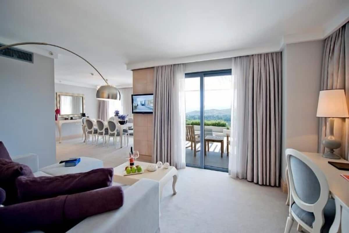 Minibar, in-room safe, desk, blackout drapes