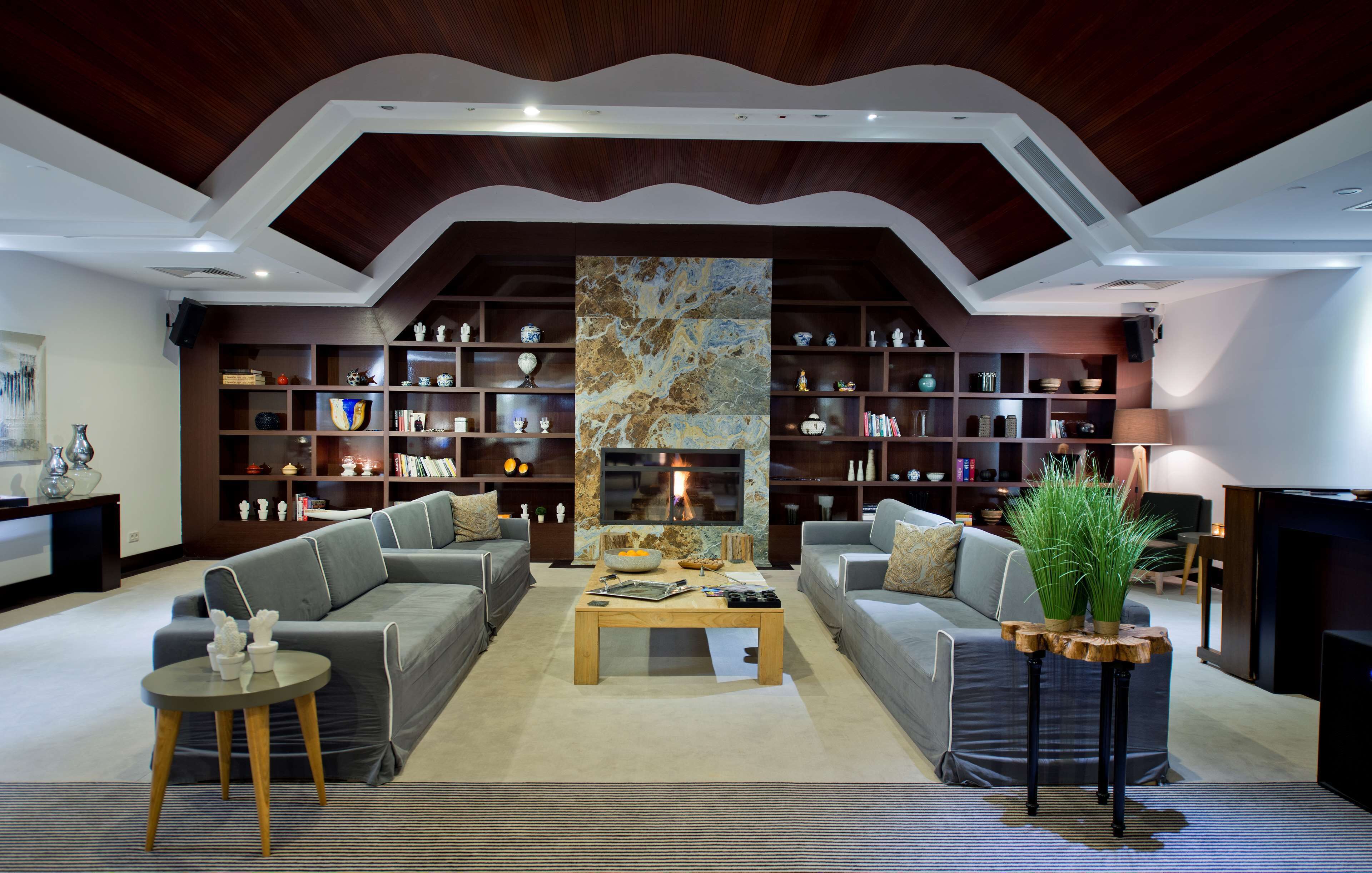 4 bars/lounges, cocktail bar, rooftop bar