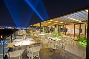 4 개의 레스토랑, 아침 식사, 점심 식사, 저녁 식사 제공(세계 요리)