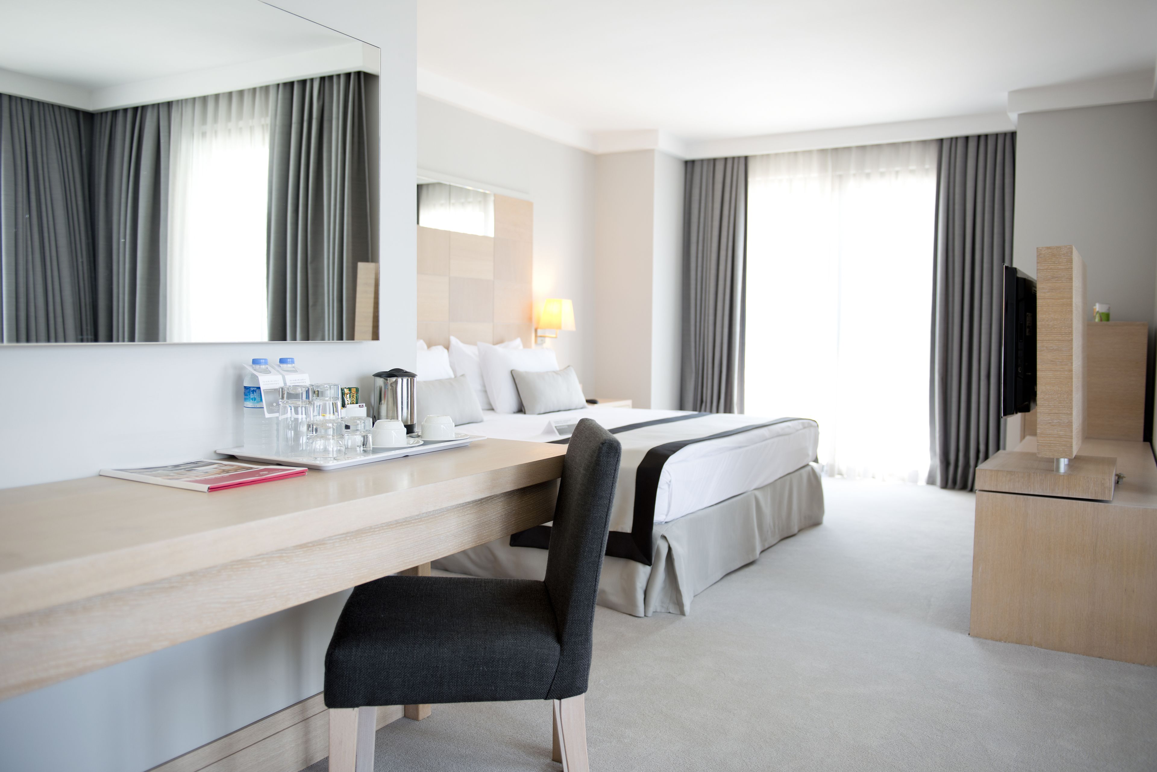 Junior Suite, 1 King Bed, Non Smoking | Minibar, in-room safe, desk, blackout drapes