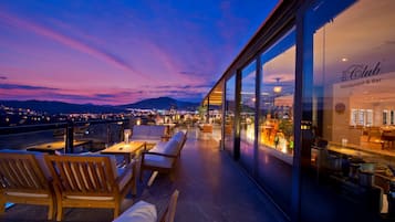 4 restaurants, breakfast, lunch, dinner served; international cuisine