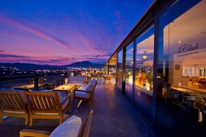 4 restauranter, frokost, lunsj og middag serveres, internasjonale retter