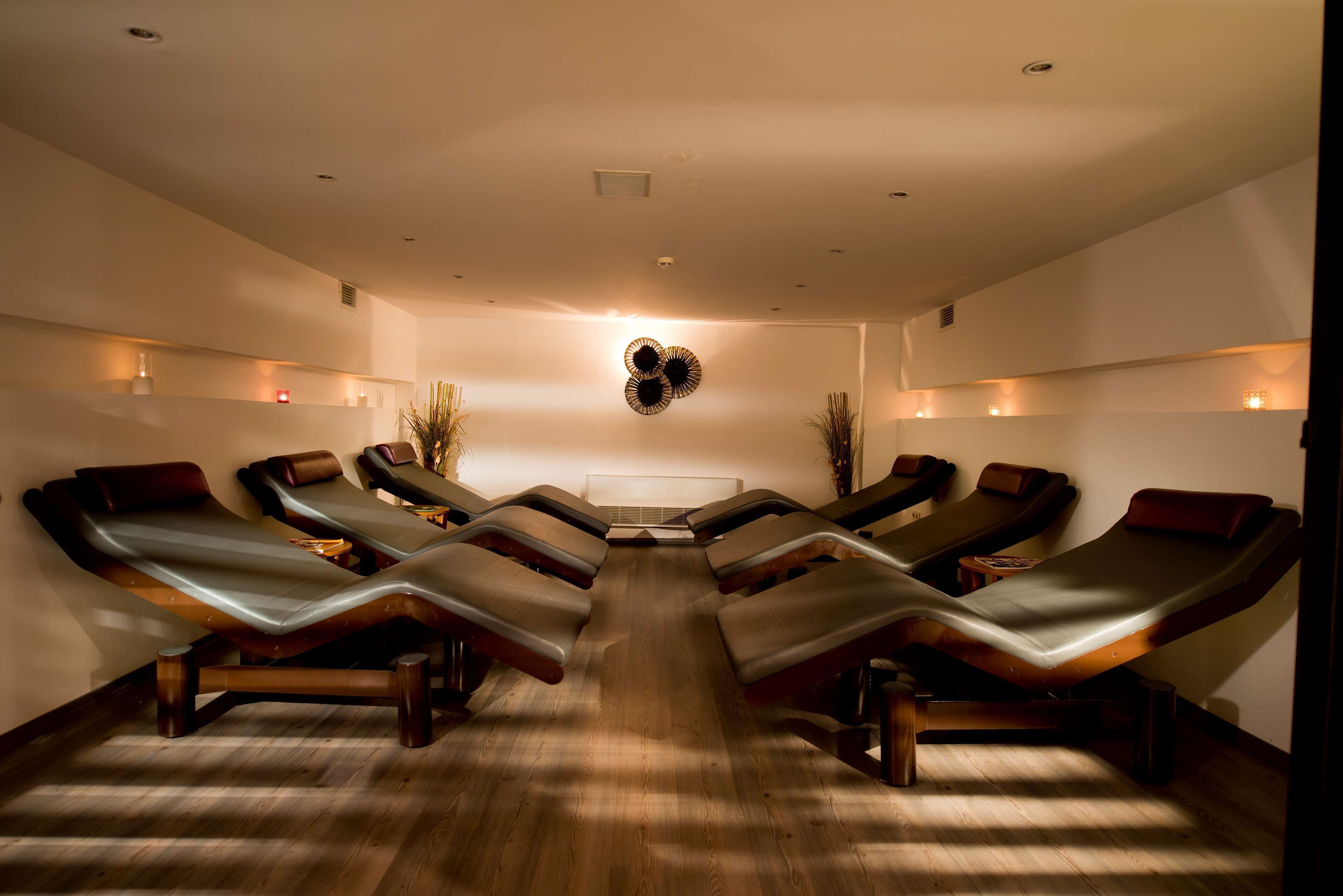 Couples treatment room(s), sauna, hot tub, steam room