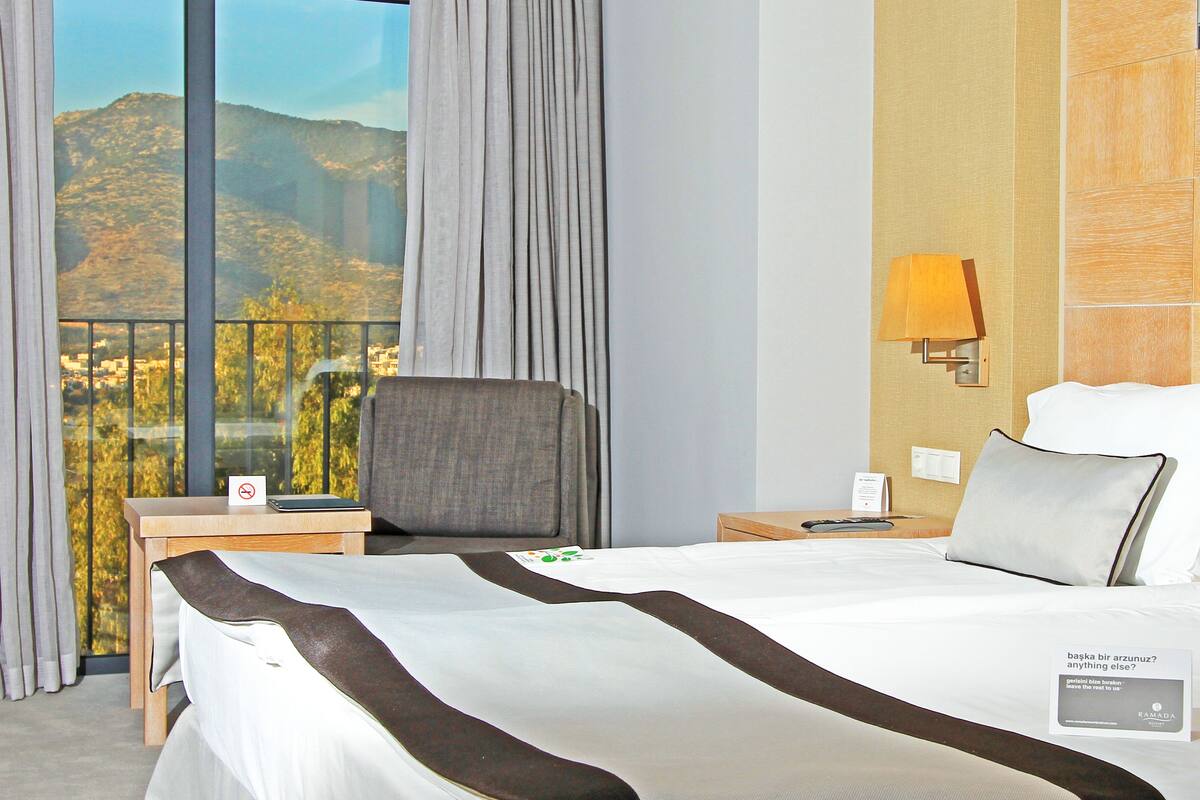 room, 1 double bed, non smoking | minibar, in-room safe, desk, blackout curtains