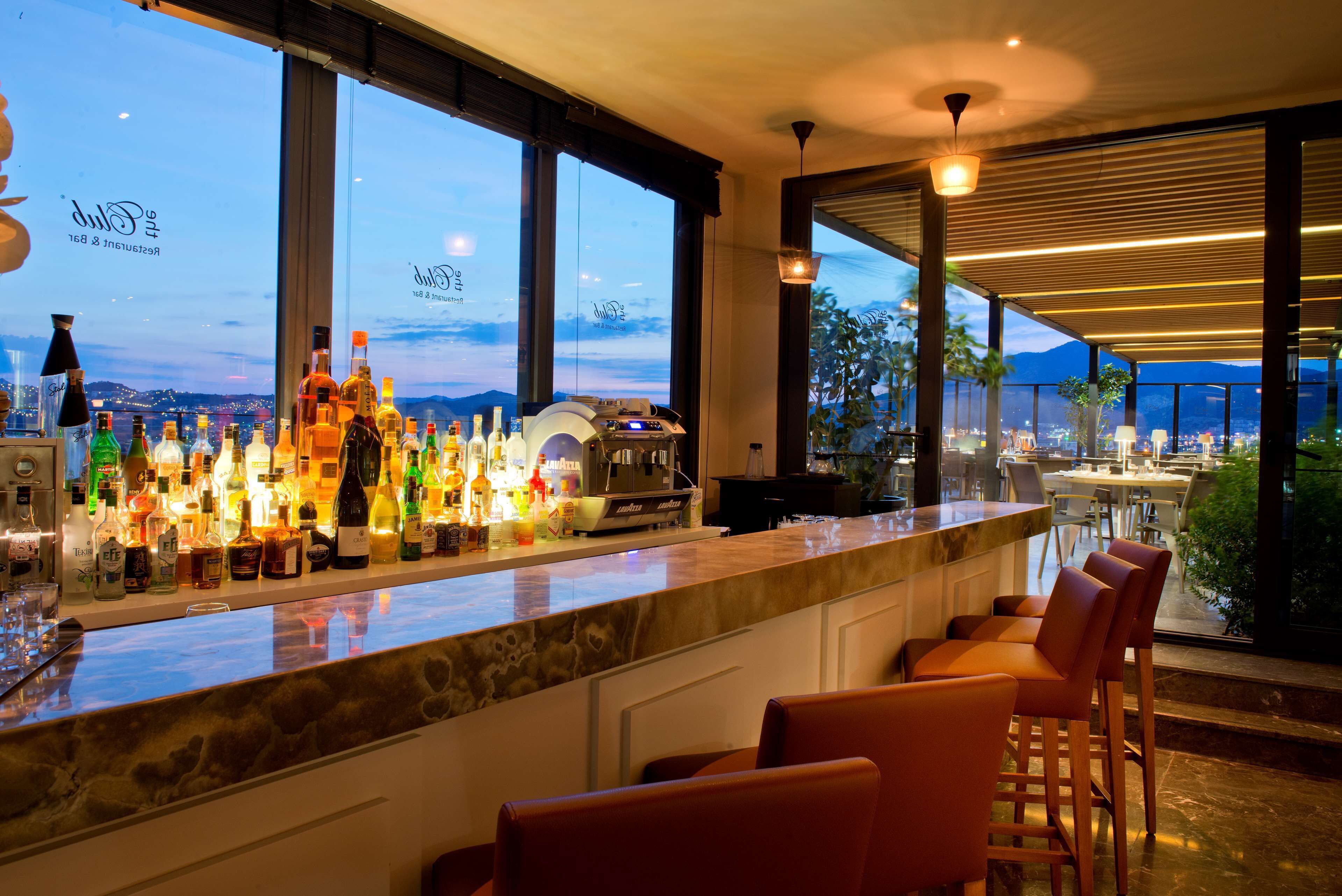 4 bars/lounges, cocktail bar, rooftop bar