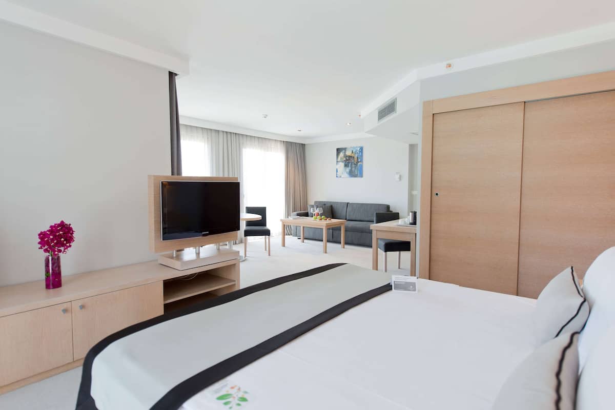 Minibar, caja de seguridad en la habitación y escritorio