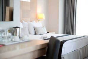 Minibar, in-room safe, desk, blackout curtains - Ramada Resort by Wyndham Bodrum (Bodrum)