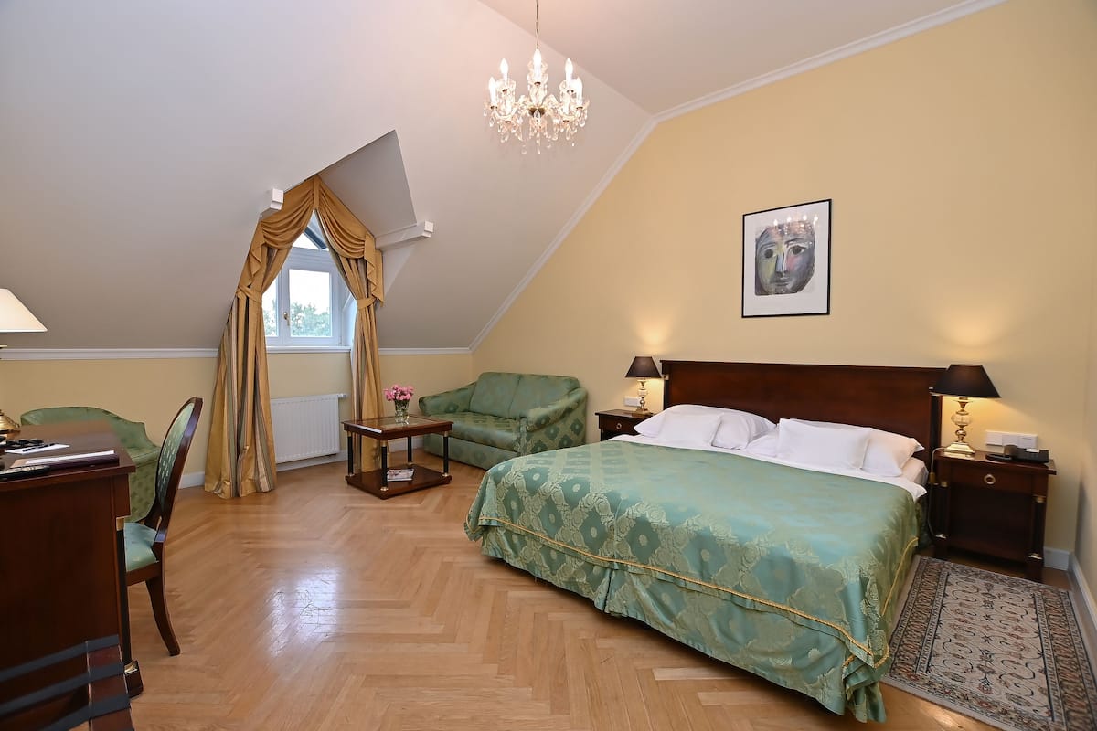 Classic Triple Room | Hypo-allergenic bedding, minibar, in-room safe, desk