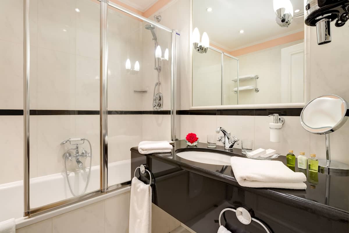 classic double room | bathroom | free toiletries, hair dryer, bathrobes, slippers