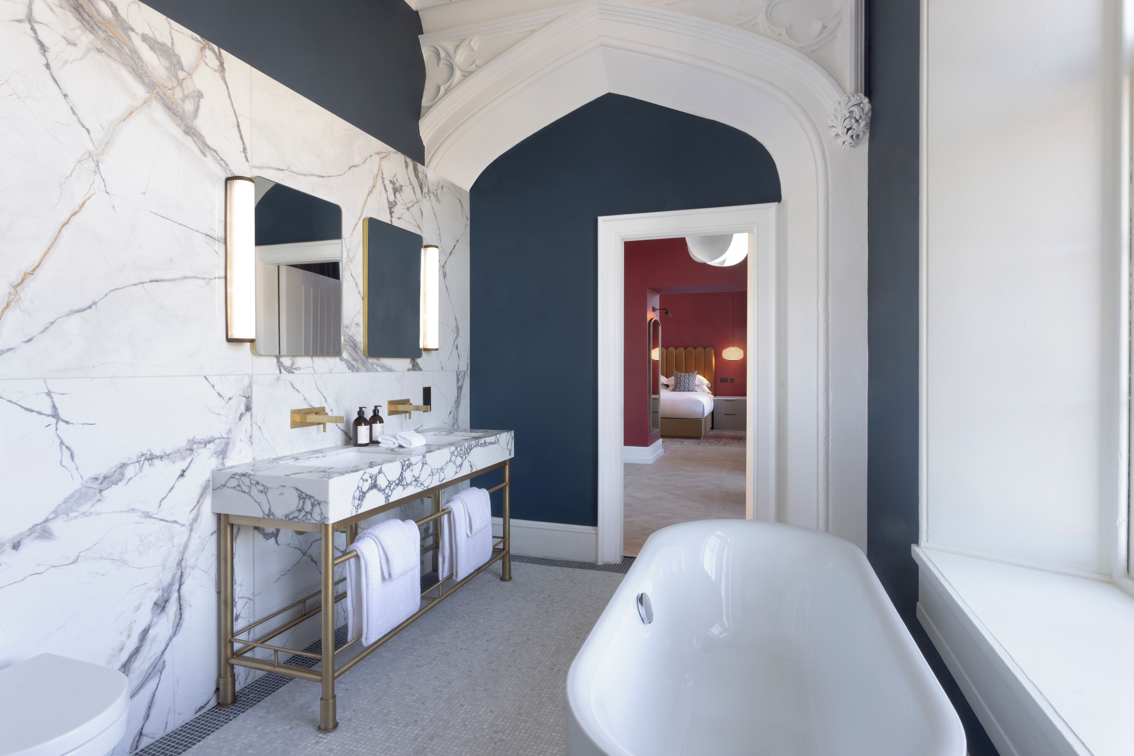 deluxe double room | bathroom | combined shower/bathtub, deep-soaking bathtub, rainfall showerhead