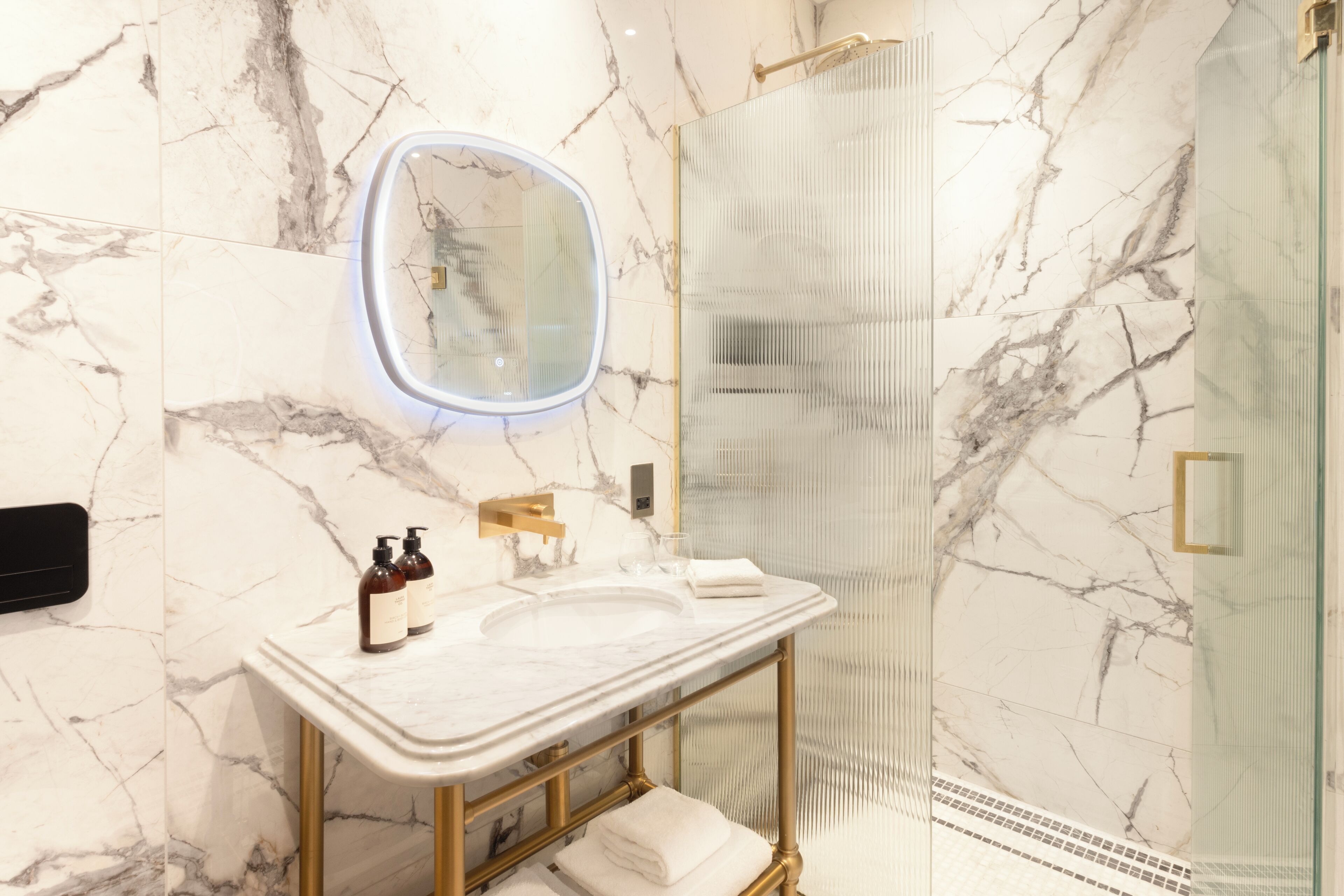 classic double room | bathroom | combined shower/bathtub, deep-soaking bathtub, rainfall showerhead