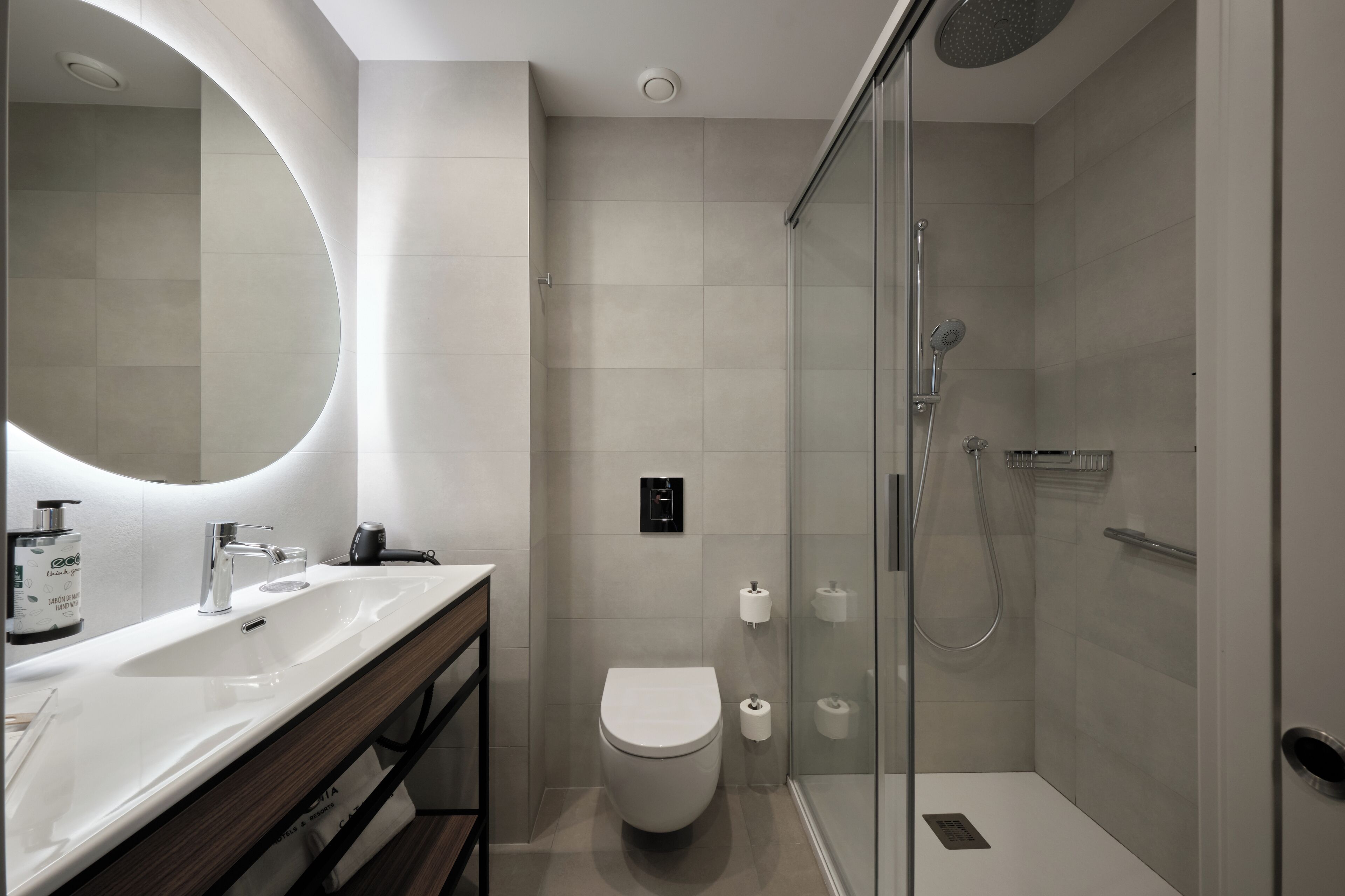premium single room | bathroom | combined shower/bathtub, eco-friendly toiletries, hair dryer, bidet