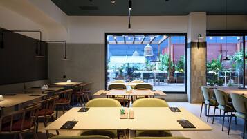 Desayuno buffet diario (EUR 18 por persona)