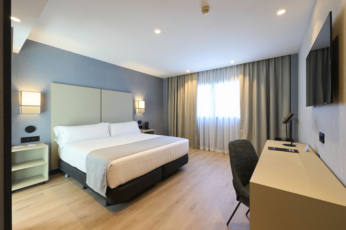 1 chambre, minibar, coffres-forts dans les chambres, bureau
