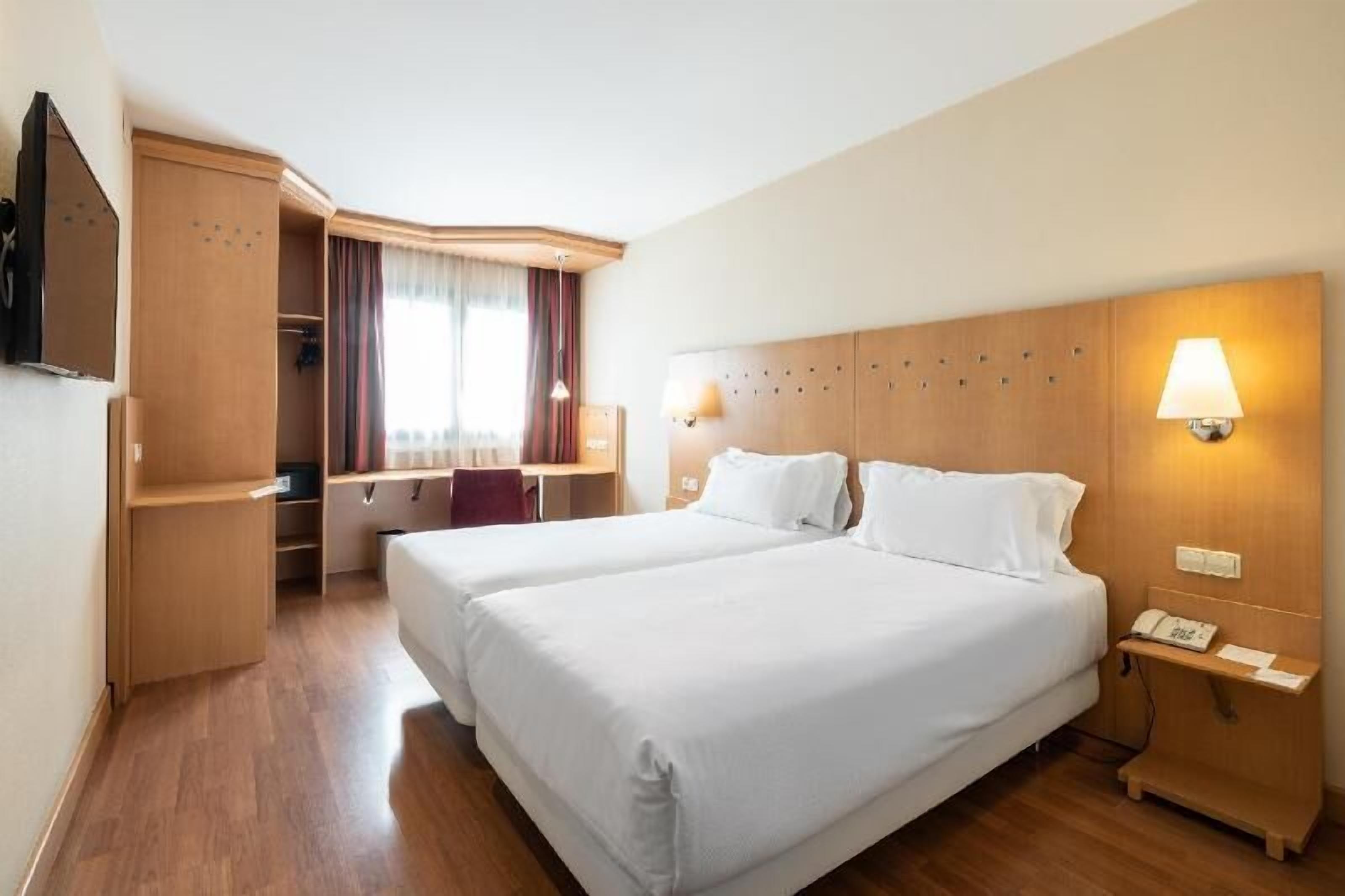 1 dormitorio, caja fuerte, escritorio y cortinas opacas