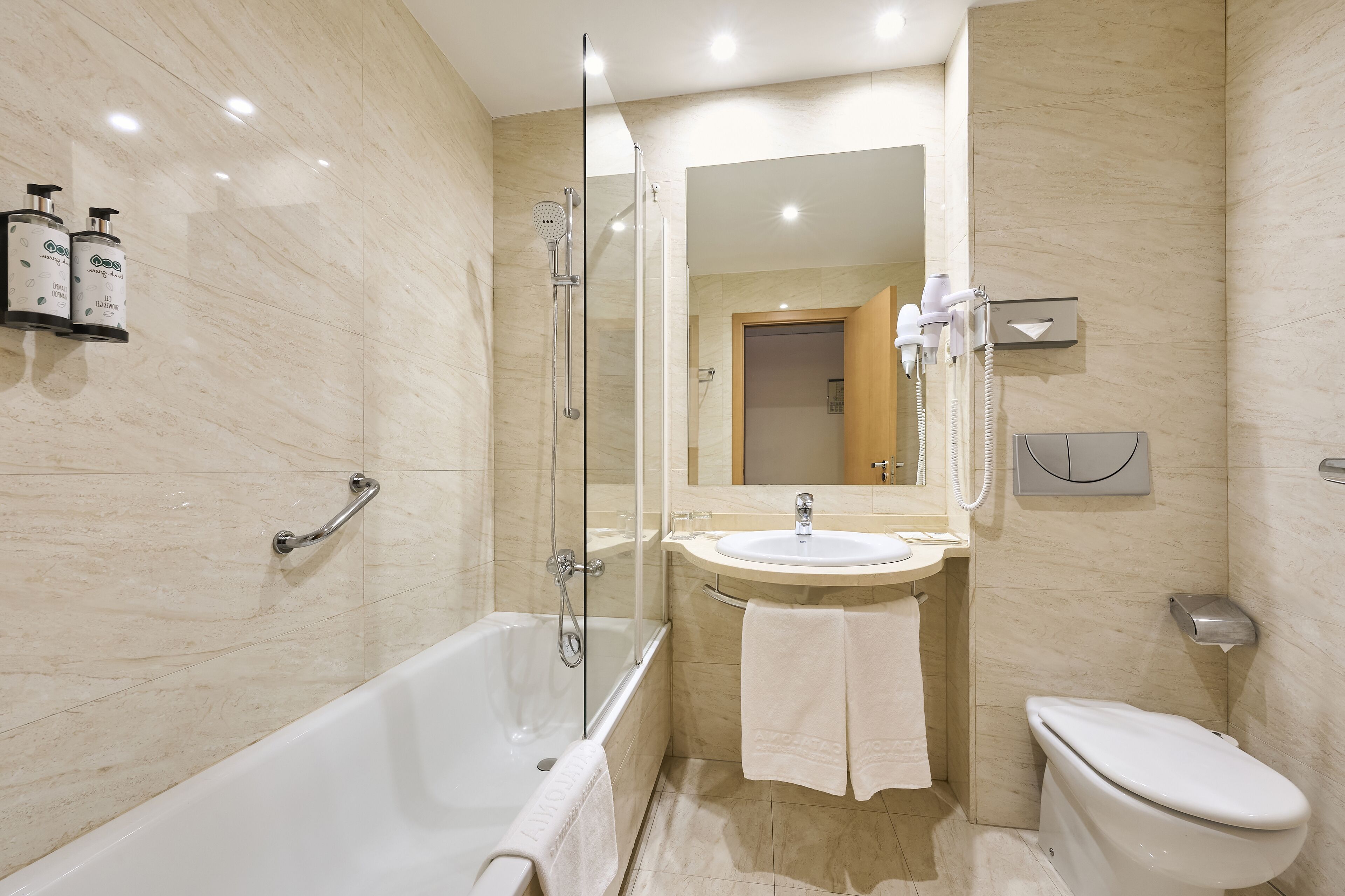 combined shower/bathtub, eco-friendly toiletries, hair dryer, bidet