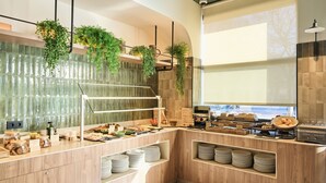 Une cuisine moderne avec des meubles en bois, une cuisinière encastrée et des plantes suspendues.