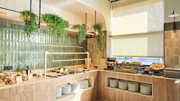 Desayuno buffet diario (EUR 18 por persona)