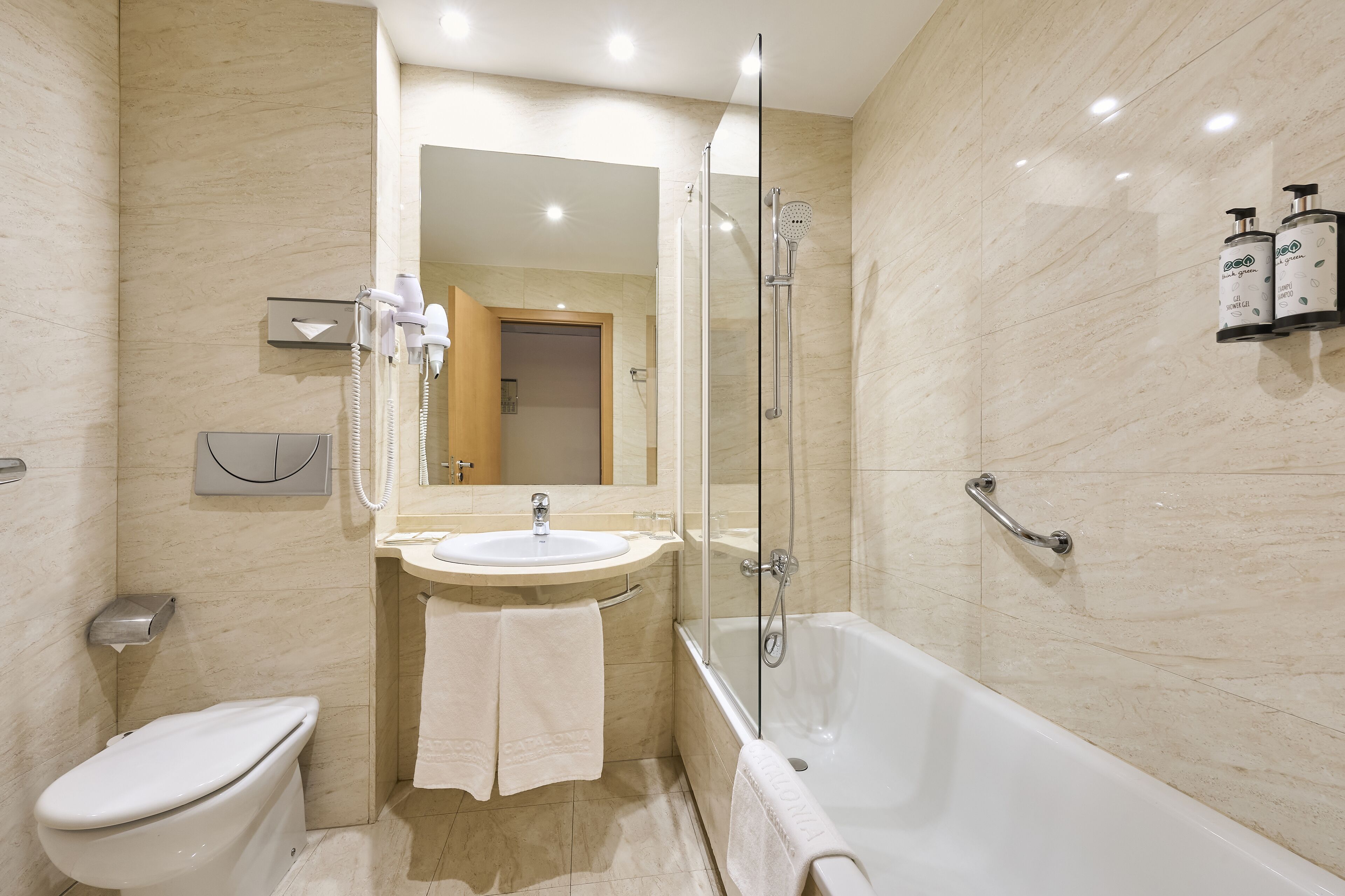 combined shower/bathtub, eco-friendly toiletries, hair dryer, bidet