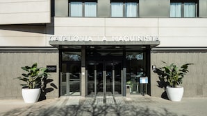 L’entrée d’un bâtiment sur laquelle on peut lire l’inscription : « CATALONIE LA MAQUINISTA ».