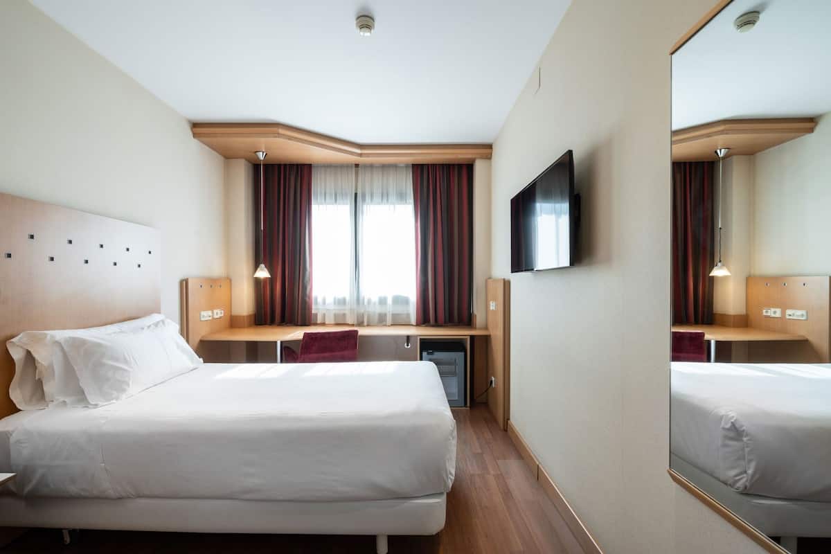 1 bedroom, in-room safe, desk, blackout curtains