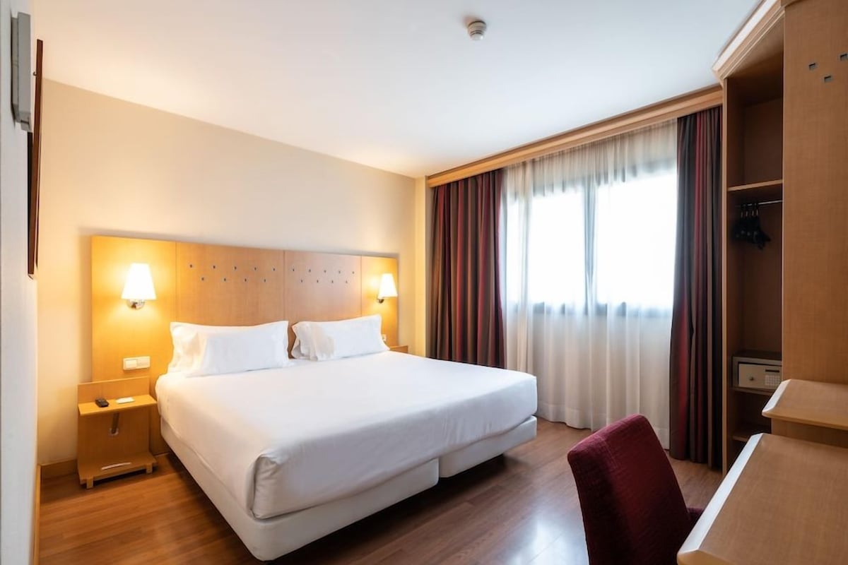 1 chambre, minibar, coffres-forts dans les chambres, bureau