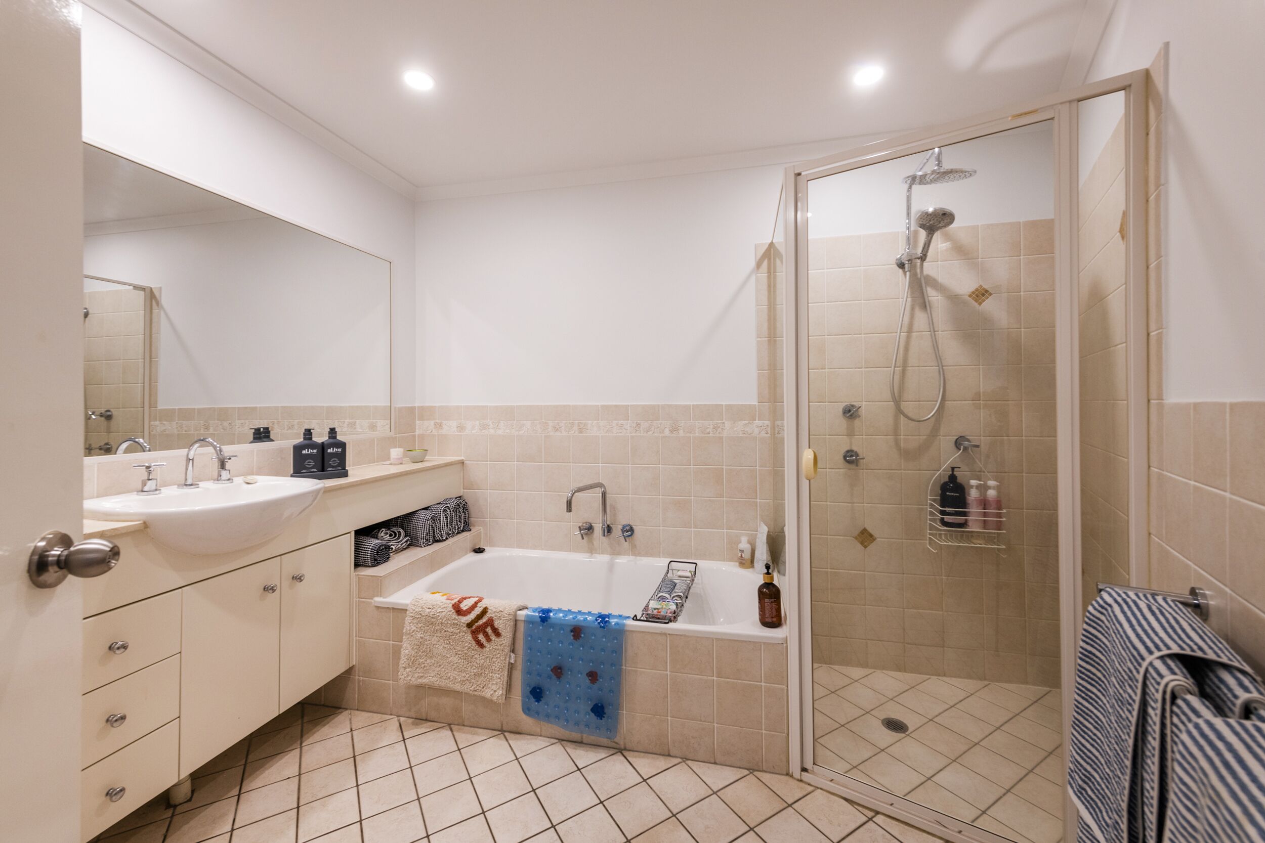Une salle de bain moderne équipée d’un lavabo, d’une baignoire et d’une douche.