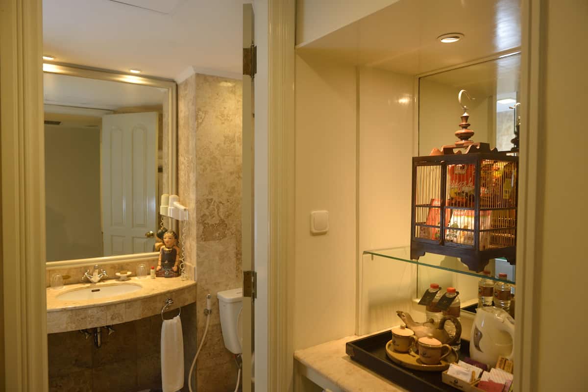 eco-friendly toiletries, slippers, towels