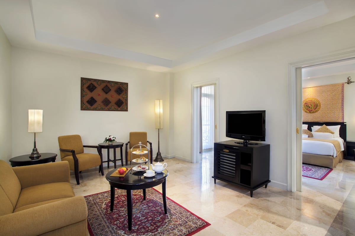 suite, 1 king bed with sofa bed (legendary) | premium bedding, minibar, in-room safe, desk