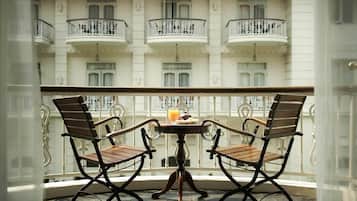 Luxe beddengoed, een minibar, een kluis op de kamer, een bureau