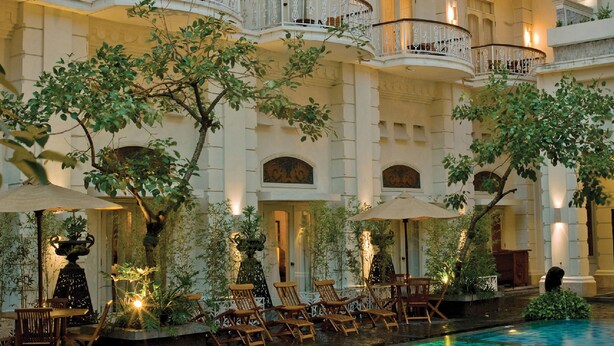 Un hôtel doté de nombreux balcons, d’une piscine et d’espaces de détente en plein air.