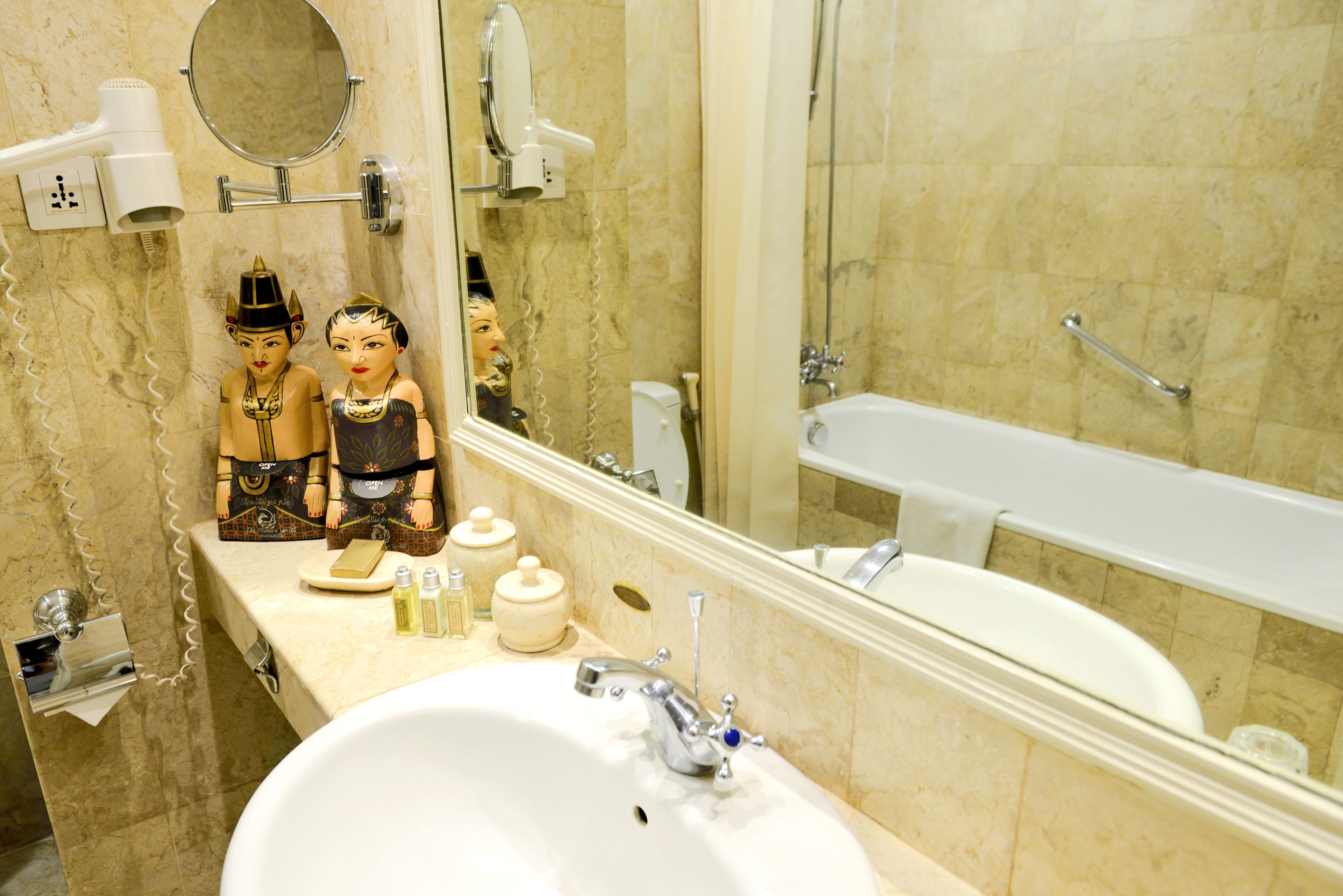 executive room, 1 king bed (phoenix) | bathroom | eco-friendly toiletries, slippers, towels