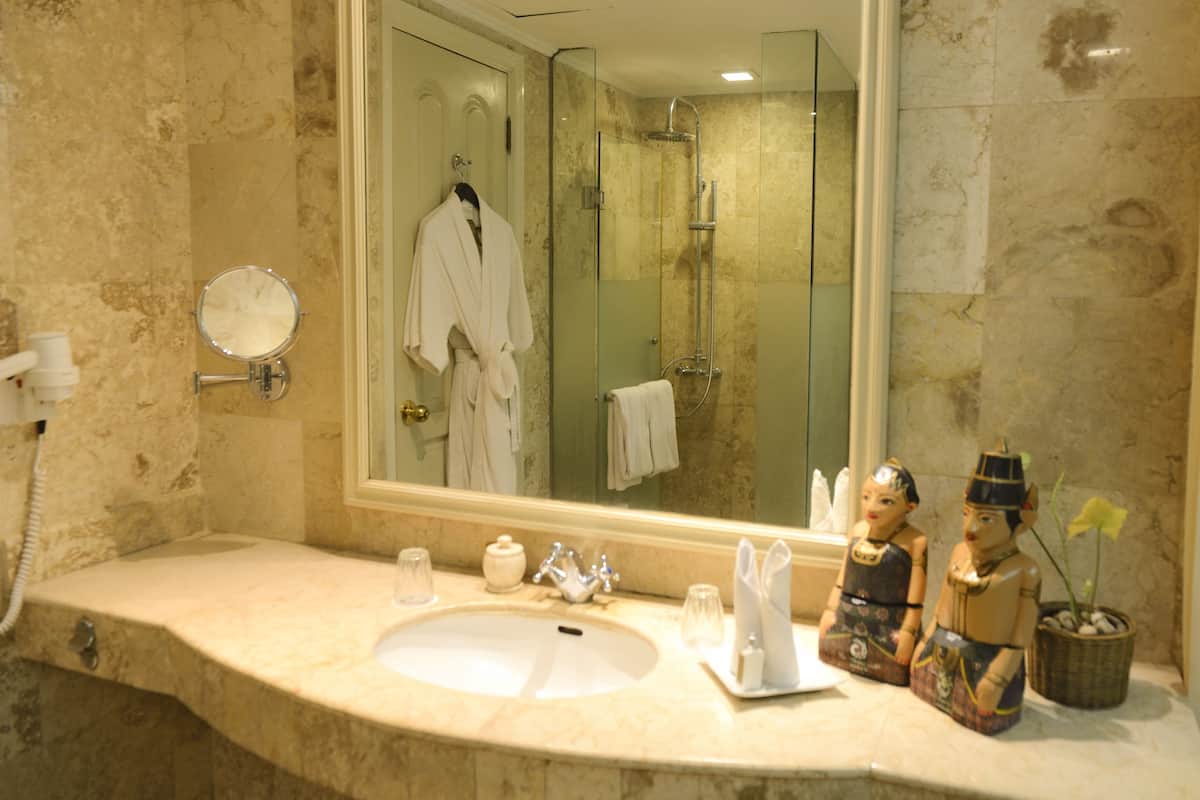 suite, 1 king bed with sofa bed (legendary) | bathroom | eco-friendly toiletries, slippers, towels