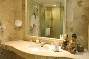 Suite, 1 cama de matrimonio grande con sofá cama (Legendary) | Baño | Artículos de higiene personal ecológicos, zapatillas y toallas