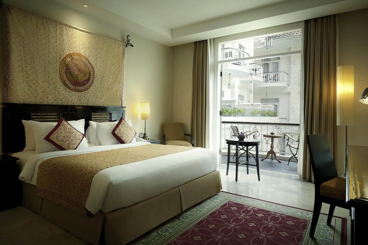 Habitación Deluxe, 1 cama King size, vista a la alberca (Legacy) | Ropa de cama de alta calidad y minibar