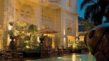 Piscine extérieure, parasols de plage, chaises longues