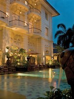 Piscine extérieure, parasols de plage, chaises longues