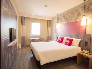 Desk, laptop workspace, blackout curtains, iron/ironing board - ibis Tianjing Teda (Tianjin)