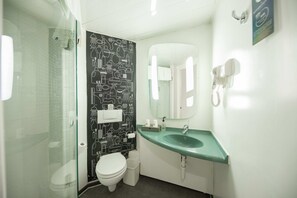 Shower, eco-friendly toiletries, hair dryer, towels - ibis Tianjing Teda (Tianjin)