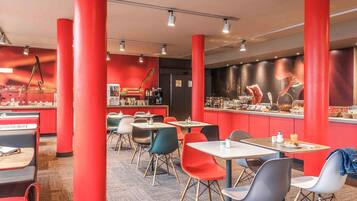 Café da manhã com buffet todos os dias mediante uma taxa