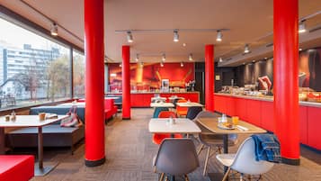 Tägliches Frühstücksbuffet (18 EUR pro Person)