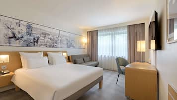 Standaard kamer, 1 tweepersoonsbed met slaapbank | Hypoallergeen beddengoed, een kluis op de kamer, een bureau