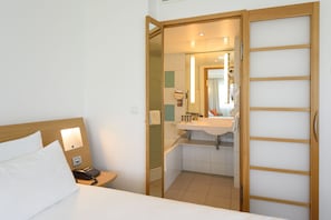 Executive-Zimmer, 1 Doppelbett und Schlafsofa | Allergikerbettwaren, Zimmersafe, Schreibtisch, Verdunkelungsvorhänge