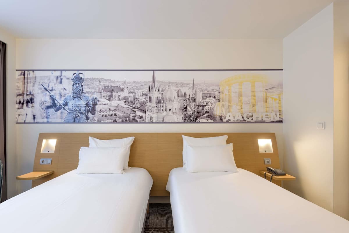 Standard Twin Room, 2 Single Beds | Hypo-allergenic bedding, in-room safe, desk, blackout curtains