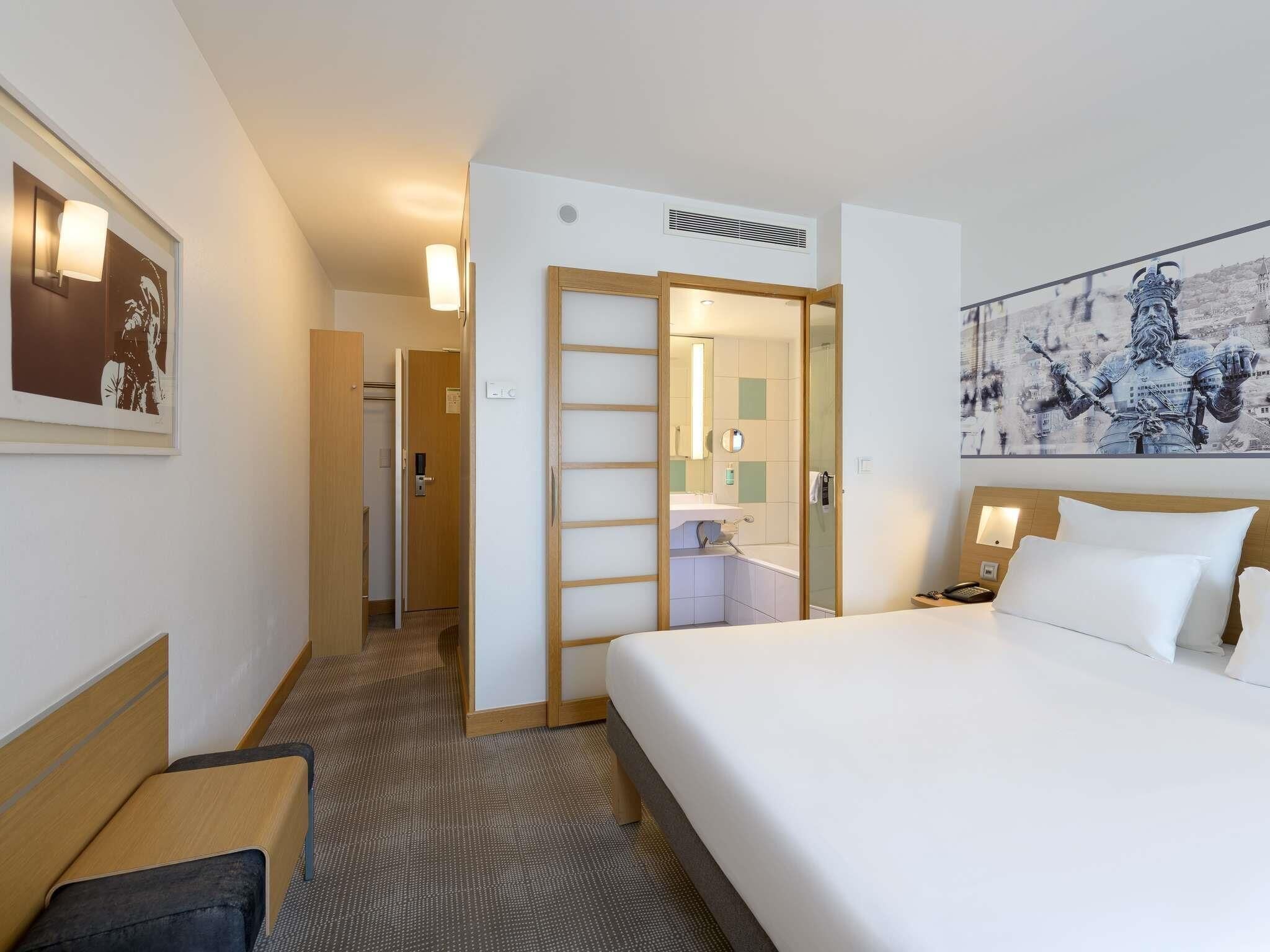 Standard Room, 1 Double Bed with Sofa bed | Hypo-allergenic bedding, in-room safe, desk, blackout drapes