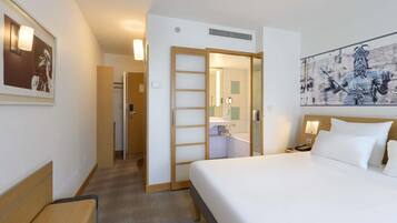 Standard Room, 1 Double Bed with Sofa bed | Hypo-allergenic bedding, in-room safe, desk, blackout drapes