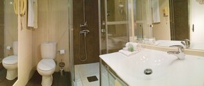 Bañera profunda, artículos de tocador gratuitos, secador de pelo