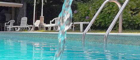 2 piscinas externas, funciona das 10h às 20h, guarda-sóis