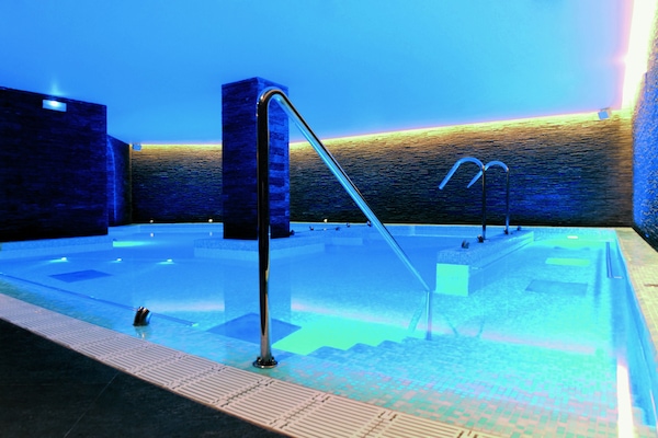 Hydrotherapy, 2 treatment rooms, massages